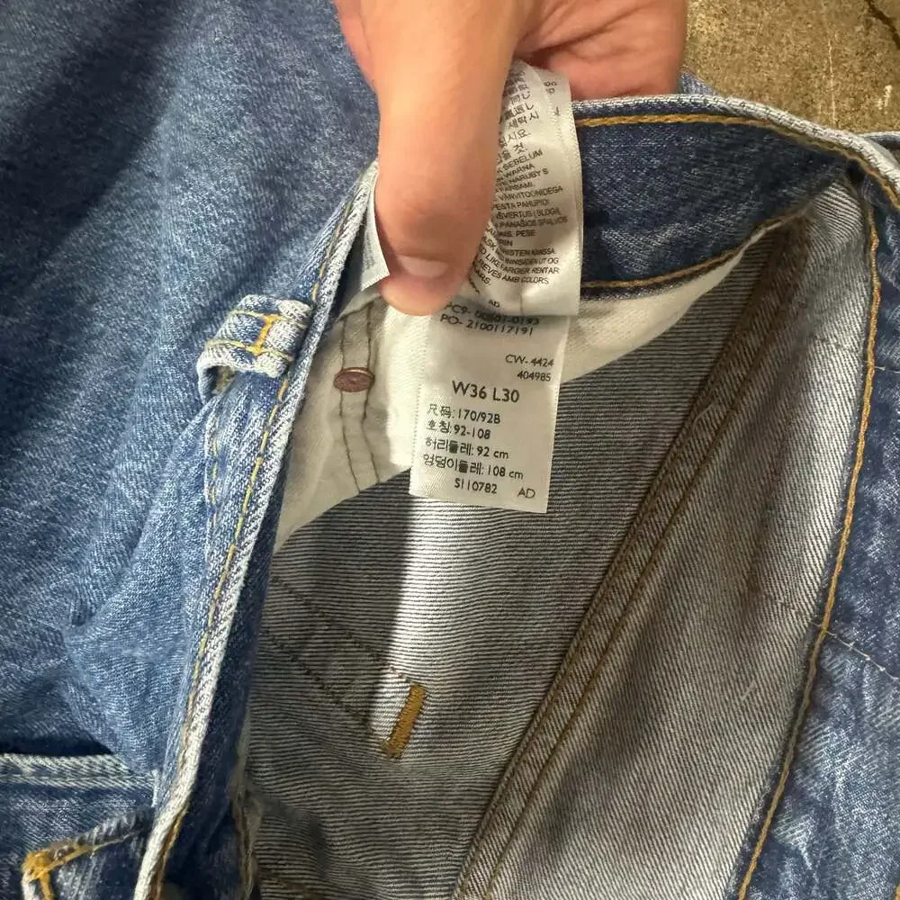 Levi's 501 Original Fit Button Fly Jeans Men's Size 36x30 Medium Wash Denim